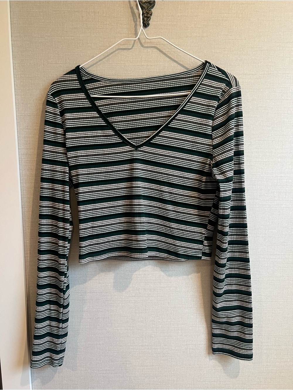 SHEIN Black & White Striped V-Neck Long Sleeve Crop Top